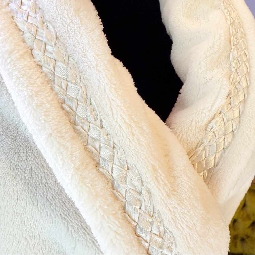 Vintage 90s Laura Ashley Cream Plush Robe Size S/M - Picture 2 of 6